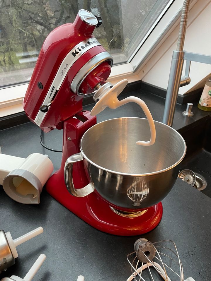 KitchenAid Artisan Küchenmaschine rot mit viel Zubehör in Dresden