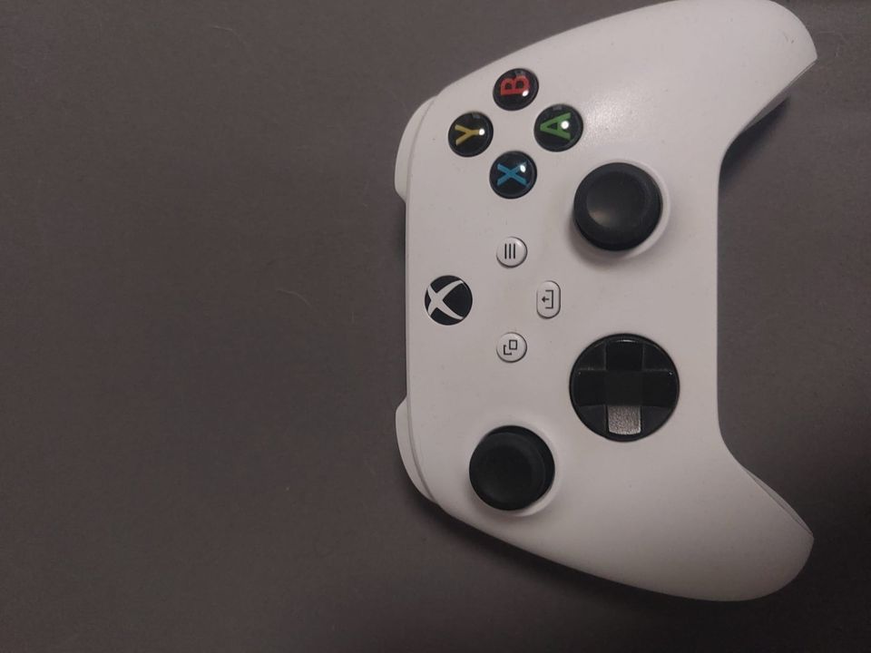 Xbox Series X mit 1 Controller und 26 Spielen in Kieselbronn