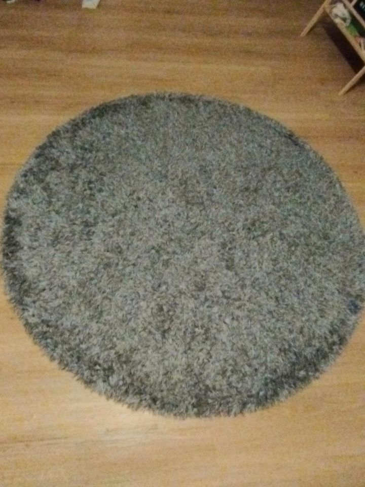 Schöner flauschiger grauer Teppich. Durchmesser 160 cm in Panschwitz-Kuckau
