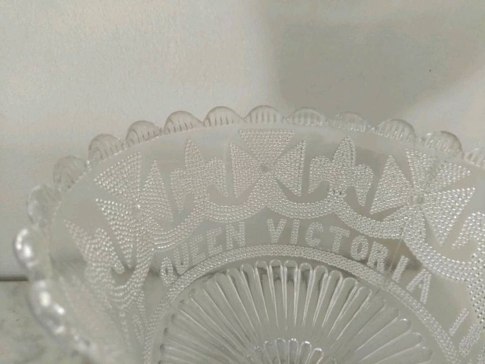 Antike Glasschale auf Fuß Queen Victoria 50. Thron Jubiläum 1887 in Lüneburg