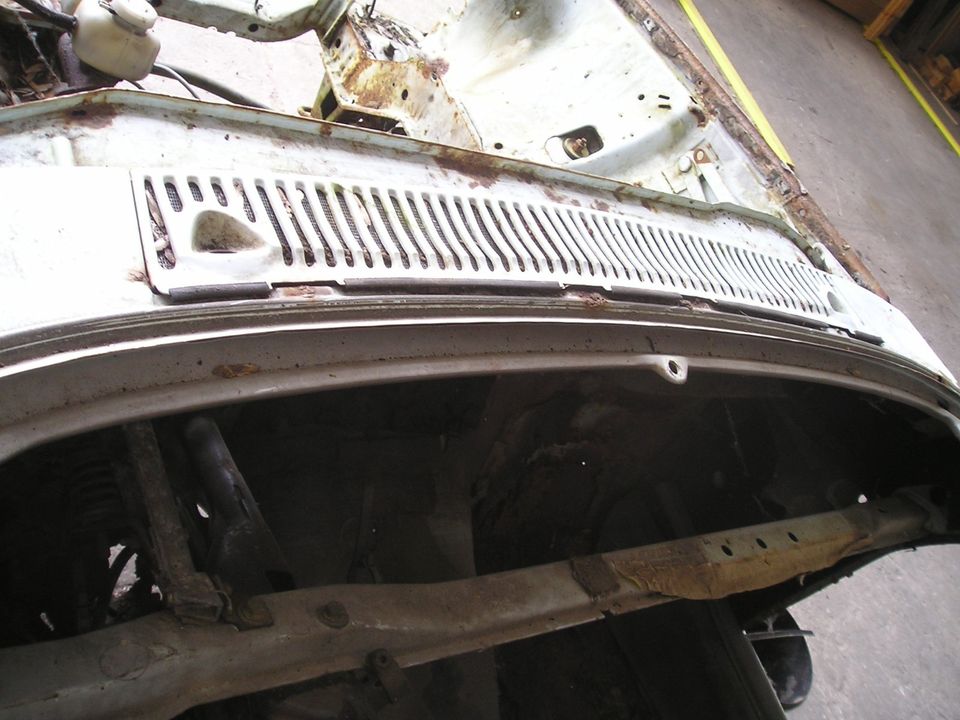 Mercedes W114, W115 Lüftungsgitter, Lufteinlass in Flieth-Stegelitz