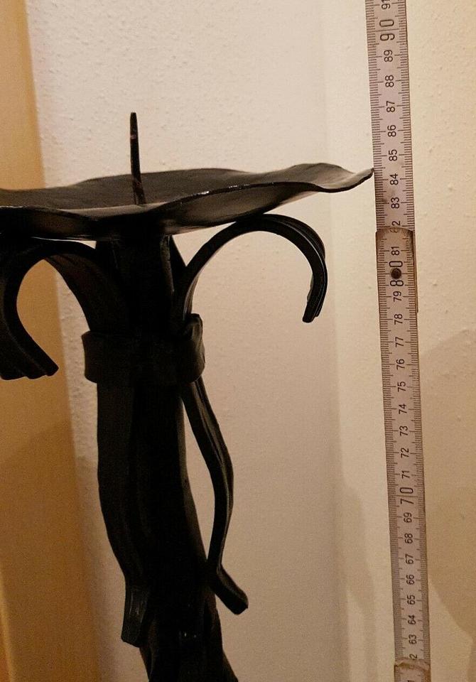 Massiver Kerzenständer mit dekorativer Kerze Schmiedeeisen in Obertaufkirchen