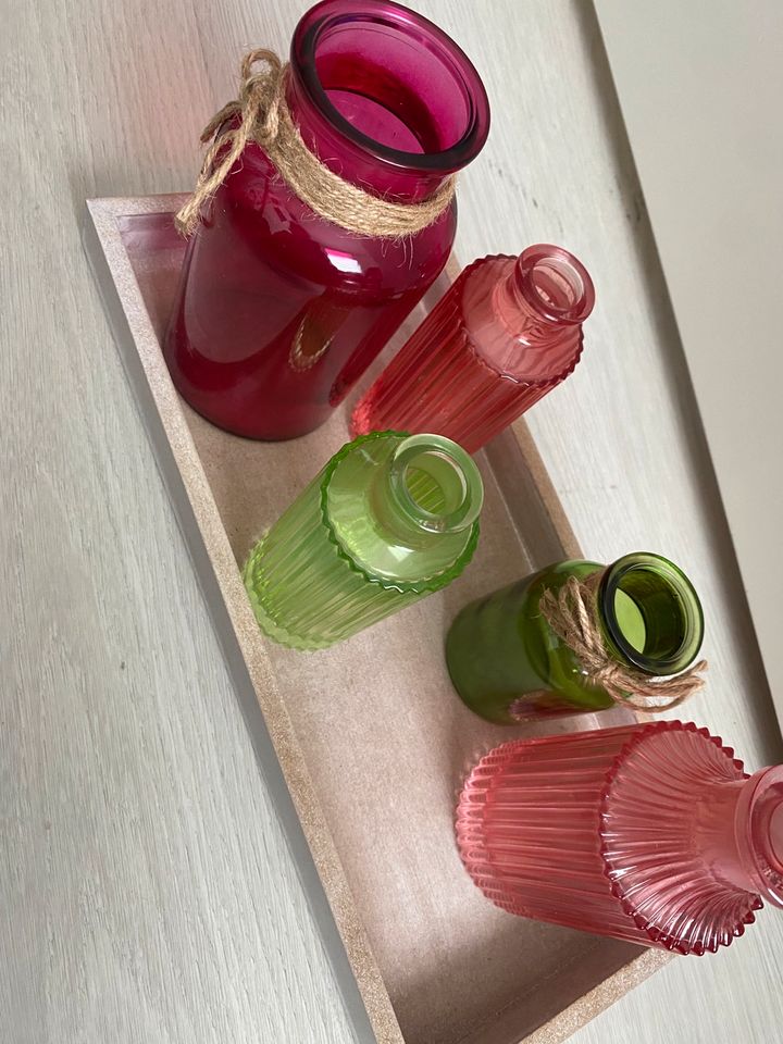 Holztablett mit 5 Deko Flaschen Vasen Pink Rosa Grün in Soest