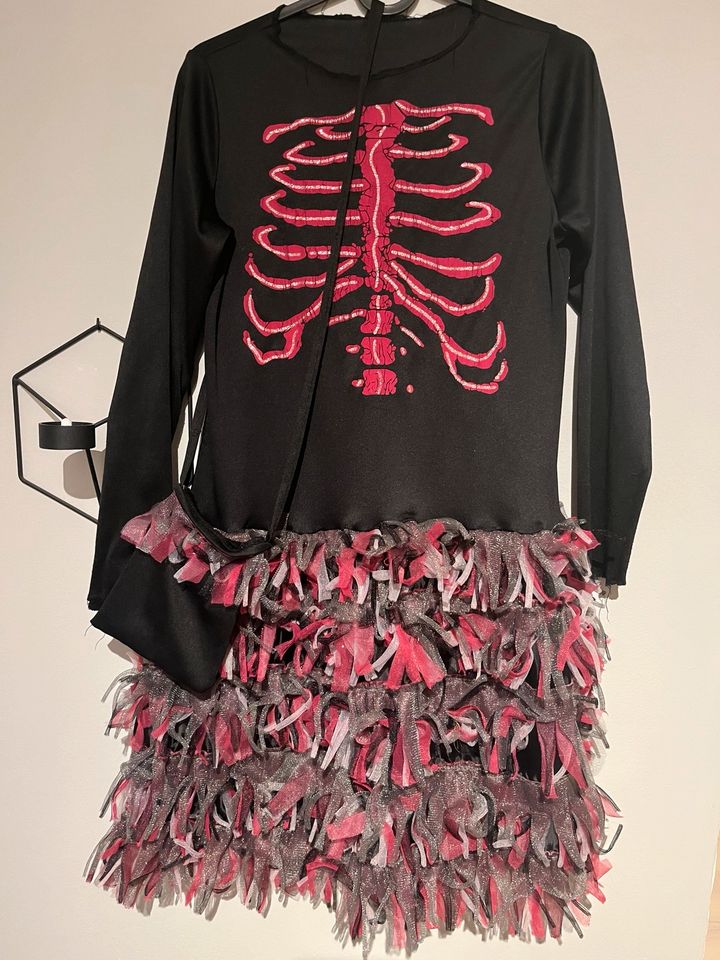 Schwarz Kleid-Halloween-Kostüm mit Pinken Skelett in Cuxhaven