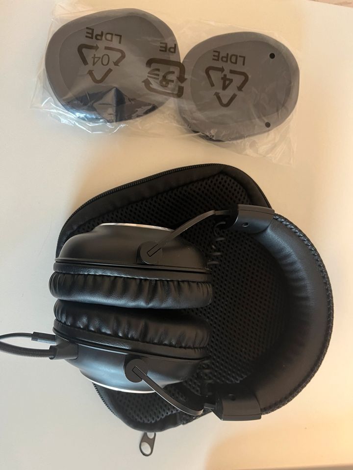 Logitech G Pro Headset mit Tasche und Ersatz Ohrmuscheln in Großenbrode