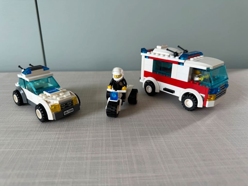 Lego Polizei und Krankenwagen Konvolut (7236 + 7890) in Düsseldorf