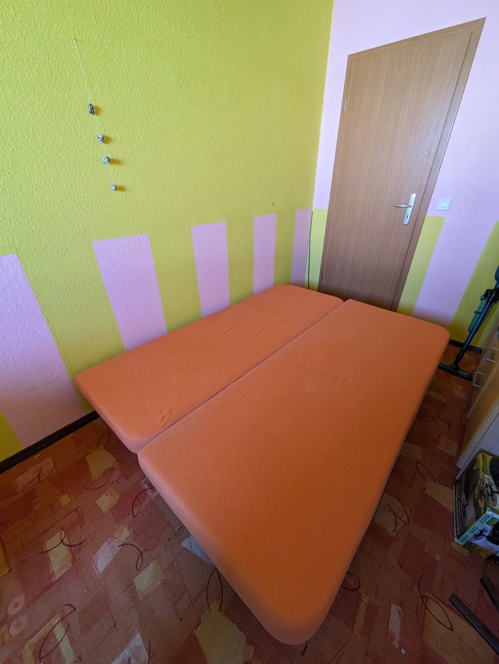 Couch, orange,  mit Kissen in Potsdam