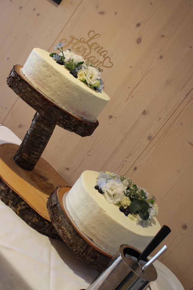 Holzständer aus Baumscheiben für Hochzeitstorte in Waldkirchen