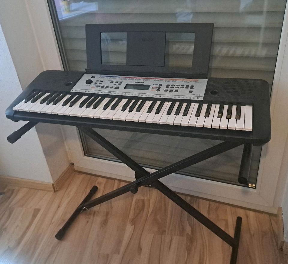 Yamaha Keyboard mit Ständer in Polch