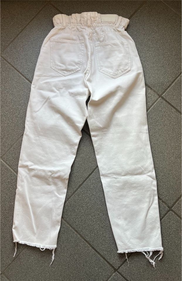 Bershka Hosen - Straight Jeans in Beige und Weiß in Geldern