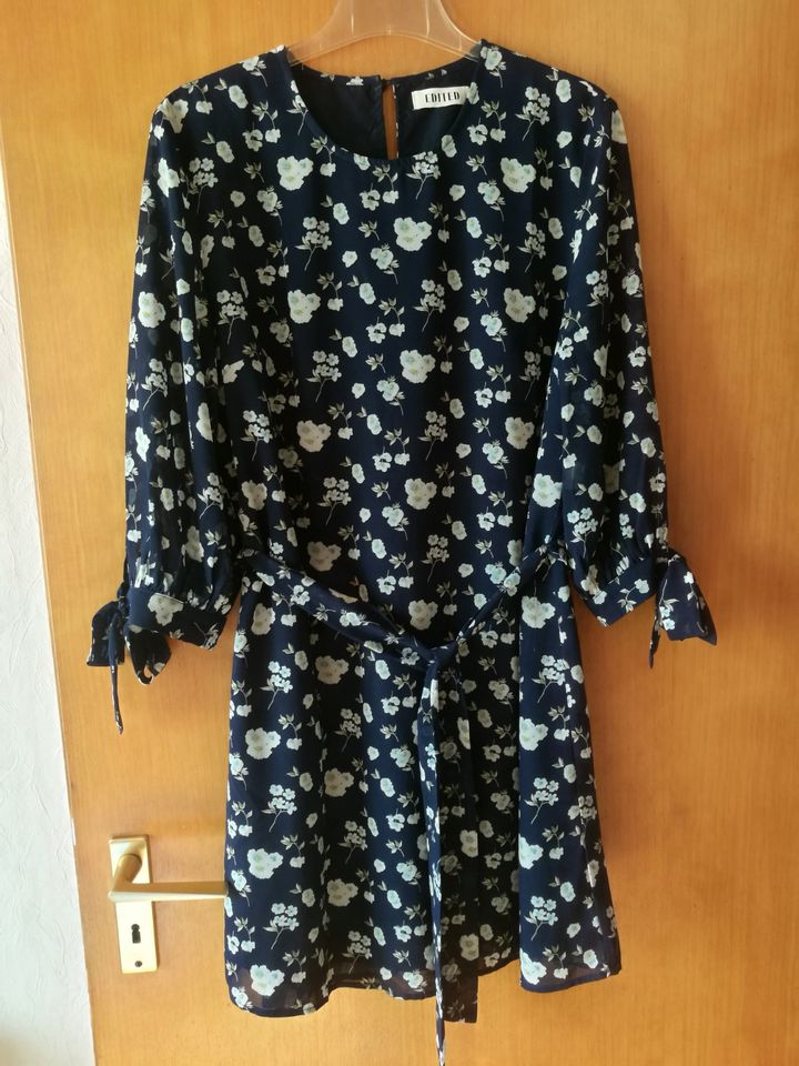 Kleid von Edited Gr. 42 blau, neu in Cloppenburg