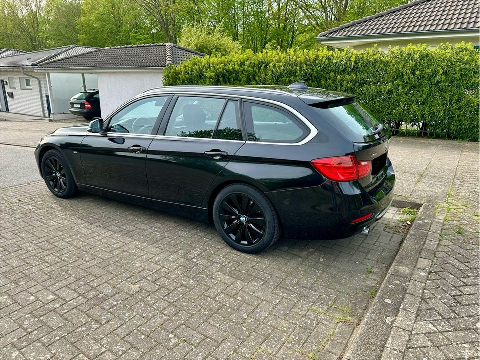 BMW 320d Luxury / Panorama / 8-fach bereift in Hannover