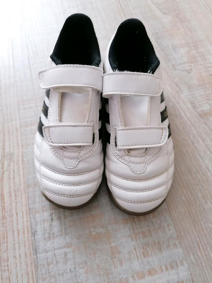 Adidas Sneaker Sportschuhe Hallenschuhe, weiß/schwarz, Gr. 32 in Friedberg (Hessen)