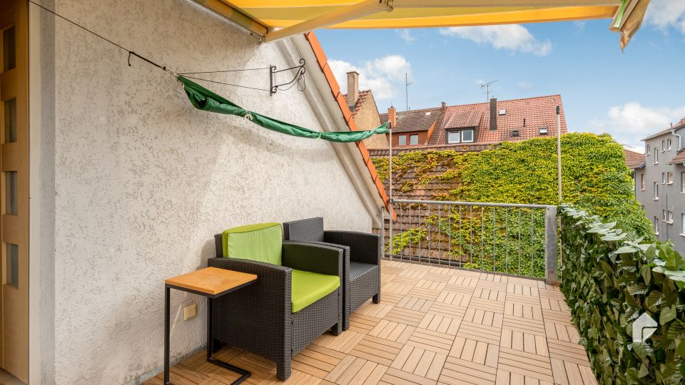 Attraktive Dachgeschosswohnung in Stadtnähe mit 3 Zimmer, Blk, EBK und STP in einer Doppelgarage in Heilbronn
