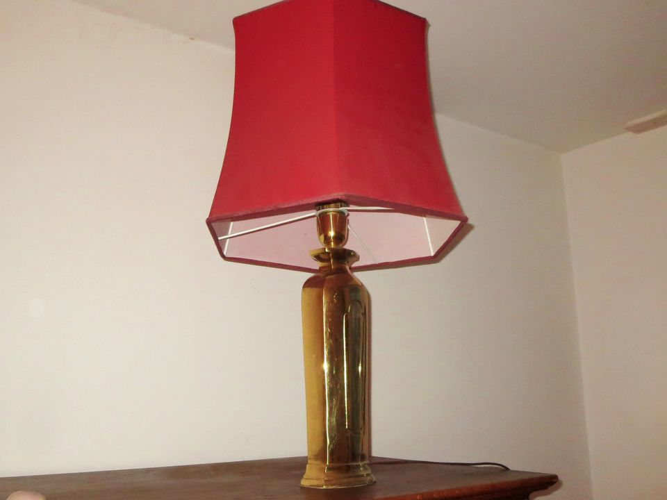 Elegante stilvolle Messing Tischleuchte mit rotem Lampenschirm in Aschheim