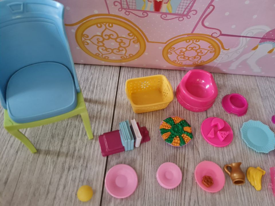 Barbie / Steffi Zubehör Babybett Spielzeug Stuhl Küchensachen in Wiesloch