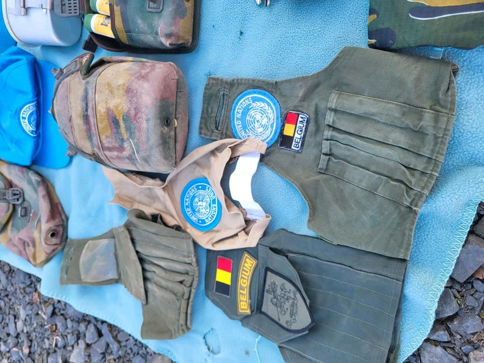 Militaria Militär Bekleidung Barrett Abzeichen Uno in Köln