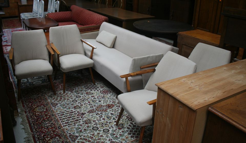 3-Sitzer-Sofa mit Schlaffunktion und 4 Stuhlsessel  (42729) in Dessau-Roßlau