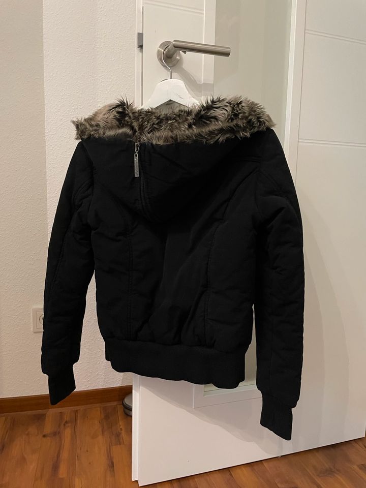 Schwarze Damen Winterjacke, kurzer Schnitt mit Kaputze, Größe M in Leer (Ostfriesland)