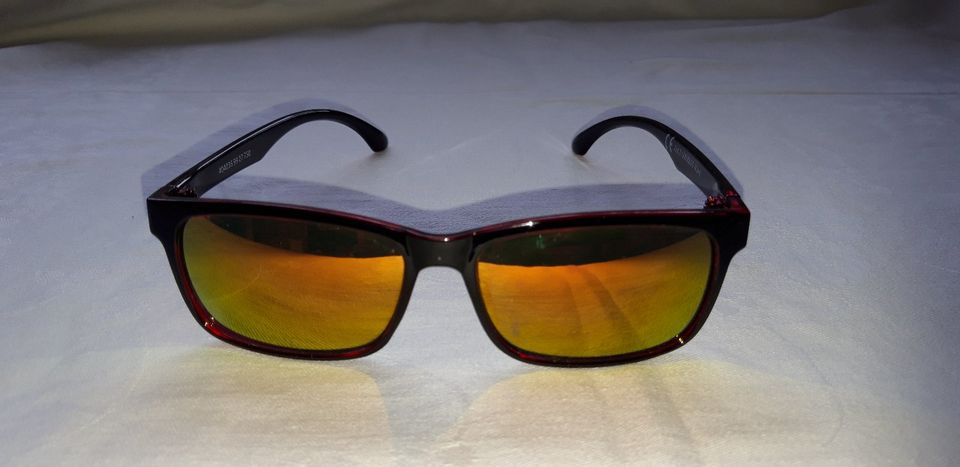 Sonnenbrille rot-schwarzes Gestell - 14,7 cm breit in Hannover