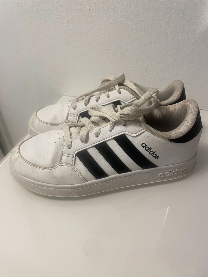 Adidas Turnschuhe weiß 37 in Neustadt in Holstein