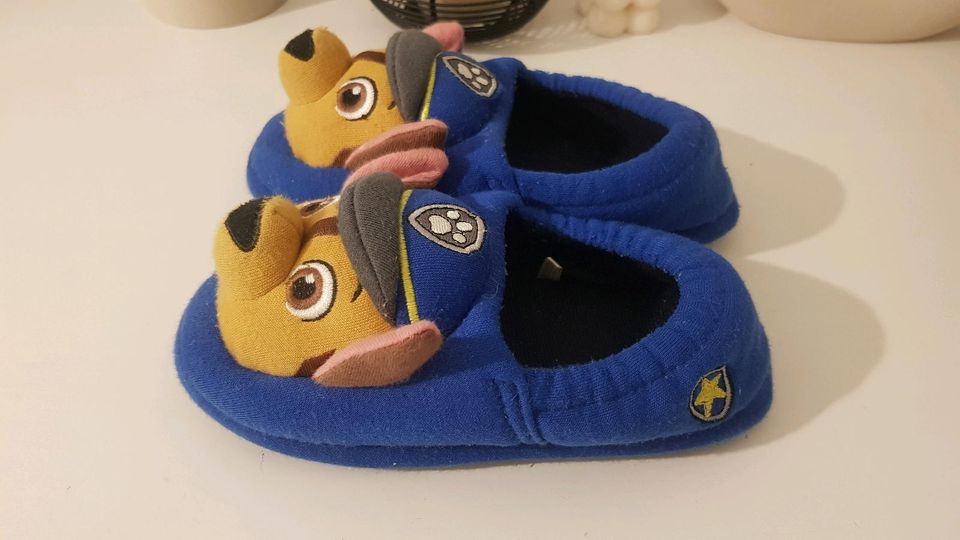 TOP Paw Patrol Hausschuhe Schuhe Plüsch Chase Gr.  27/28 wie NEU in Leimen