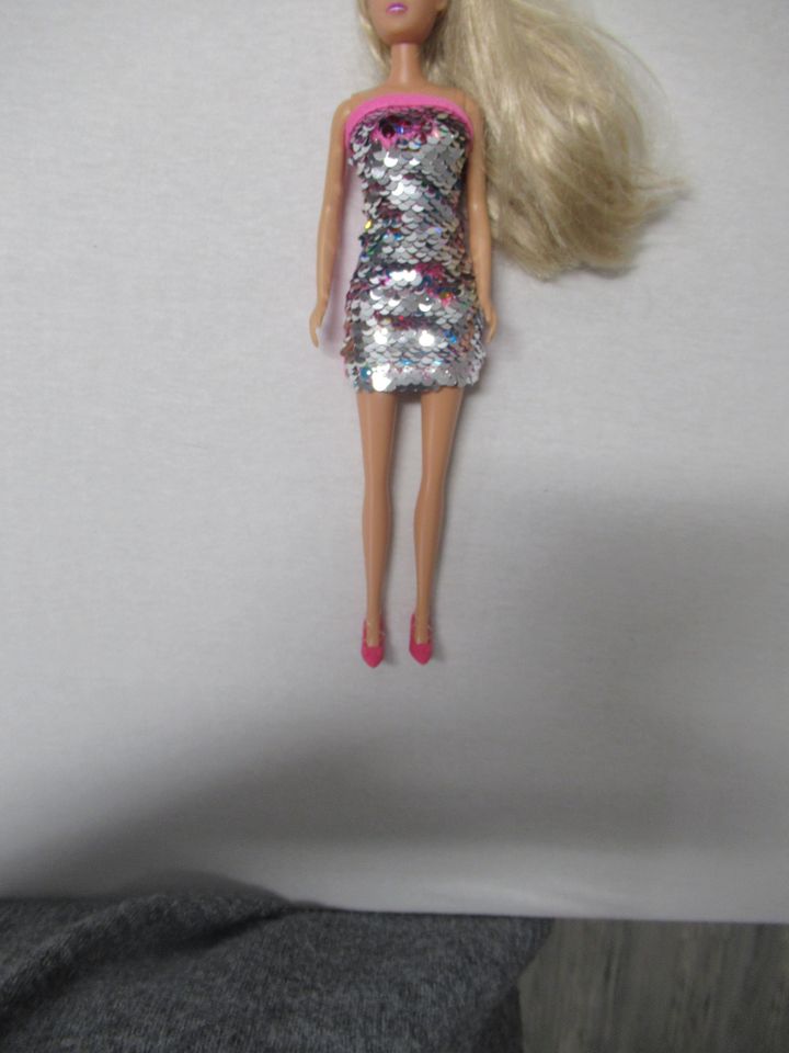 Simba Steffi Love Puppe Barbie mit Pailletten Kleid Glitzer in Henstedt-Ulzburg