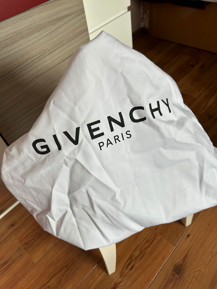 Givenchy Antigona Tasche in Varel