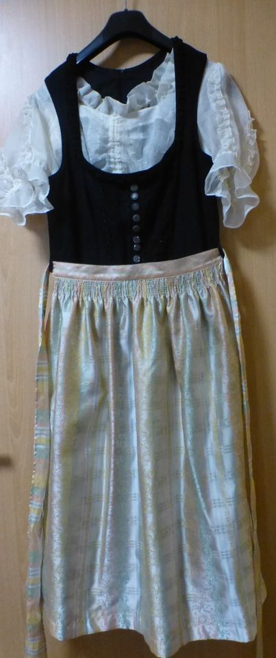 Dirndl schwarz, gr. 42. mit Schürze und Bluse(cremfarben)knielang in München