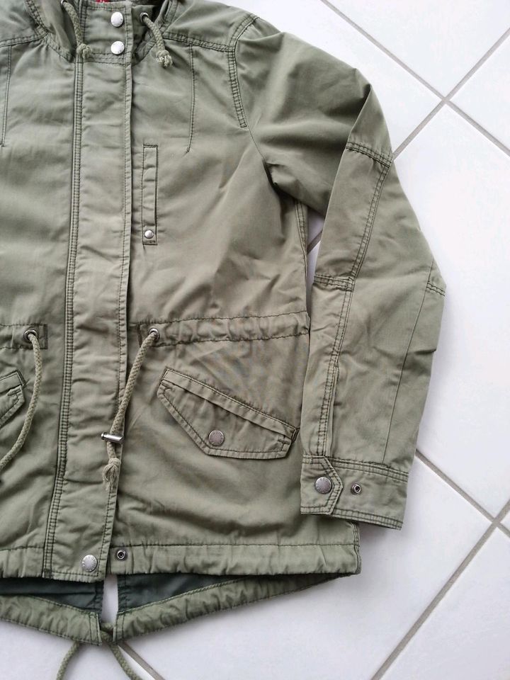 H&M Jacke Parker mit Kapuze khaki Gr.XS in Hagenburg