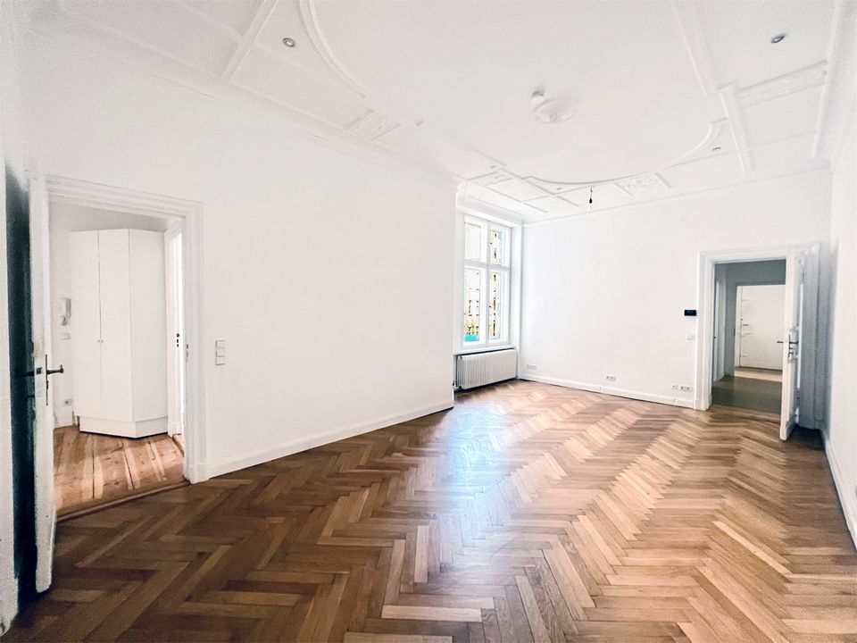 ERSTKLASSIGE STUCKWOHNUNG - IM EXKLUSIVEN GRÜNDERZEITALTBAU- unweit Fasanenplatz in Berlin