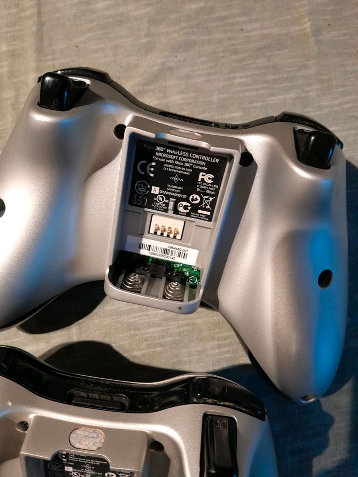 2 Xbox 360 Controller in Silber funktionieren 1 ohne Deckel in Bochum