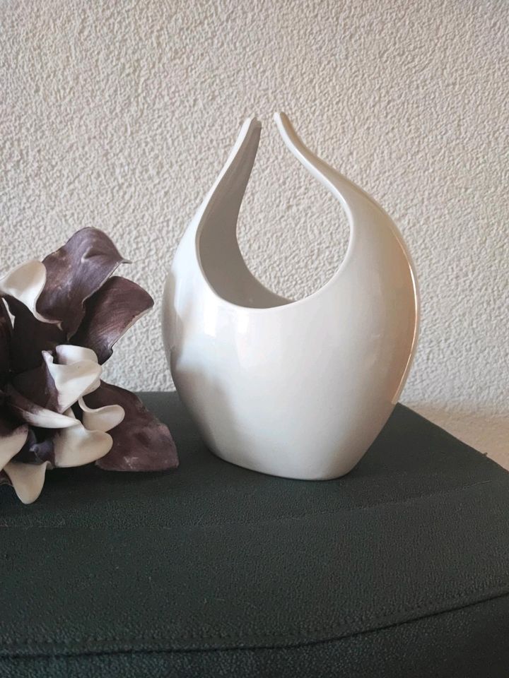 Vase , tolles Design, ohne dekoration in Seinsheim