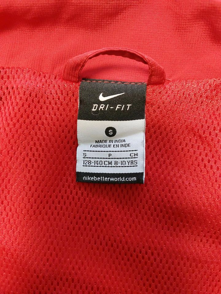 Nike Trainingsjacke 128 -140 cm in Langenhagen