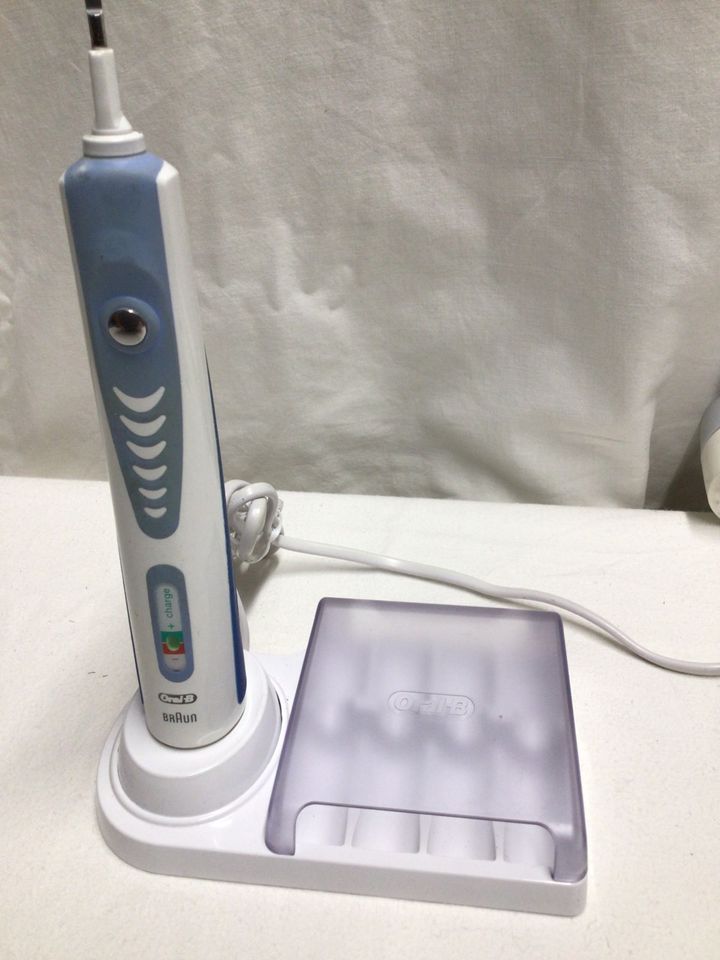 Oral b elektrische Zahnbürste mit Ladestation und Aufbewahrungs B in Röthlein