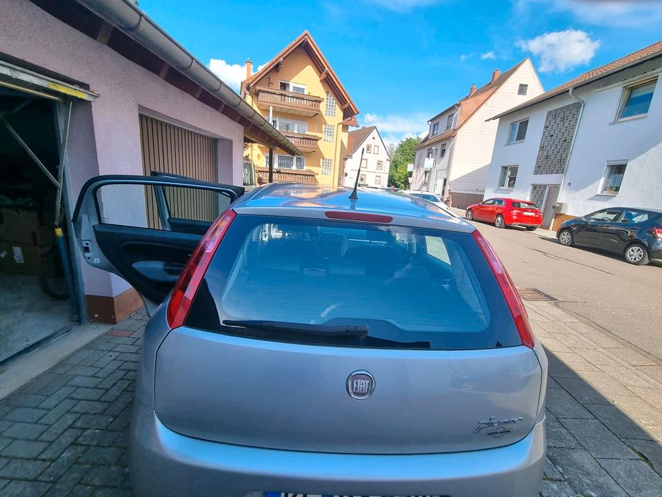 Fiat Punto mit Kette. in Ramstein-Miesenbach