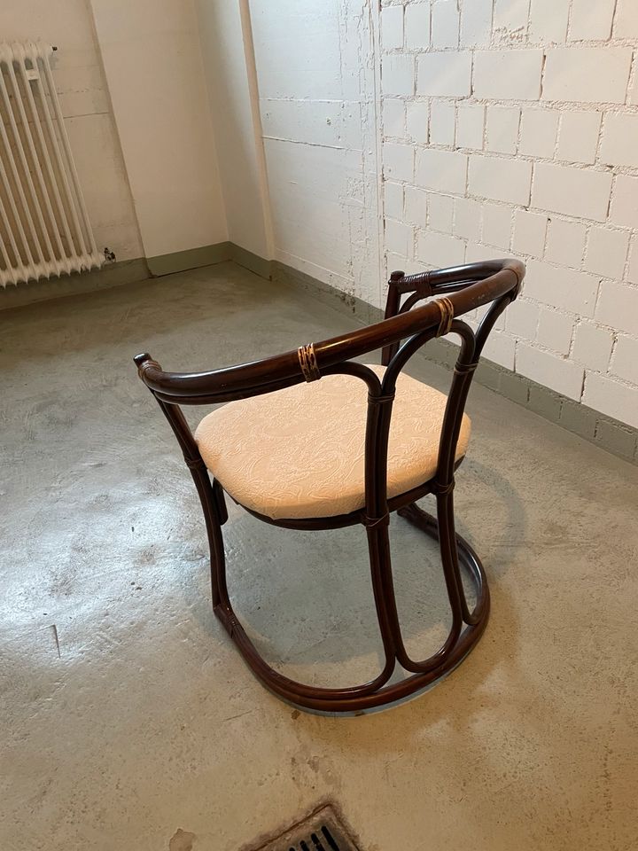 Ein runder Rattan Tisch (vmtl. Mahagoni) & 4 Stühle in Stuttgart