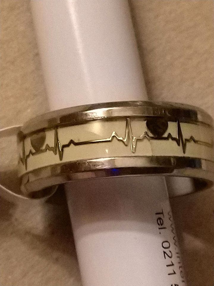 Fluoreszierender Ring mit Elektrokardiogramm Gr. 9 in Düsseldorf