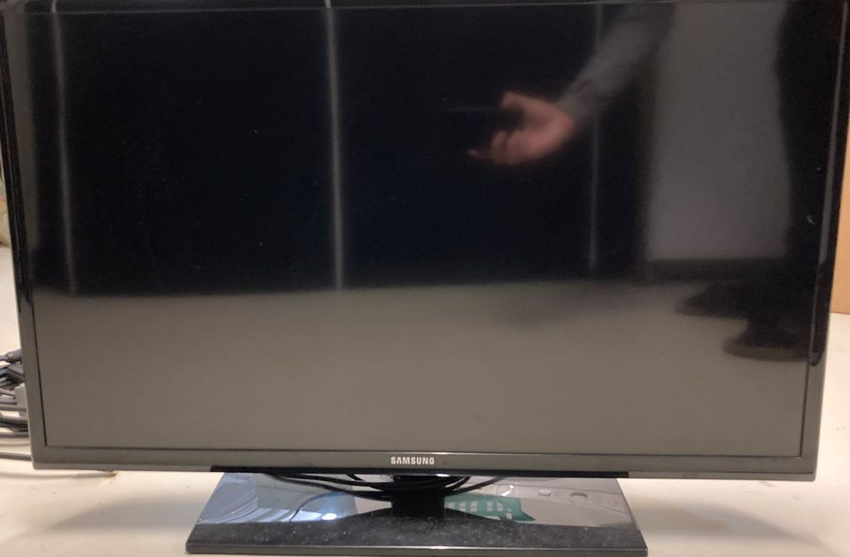Samsung Fernseher mit Receiver und Kabeln in Flein
