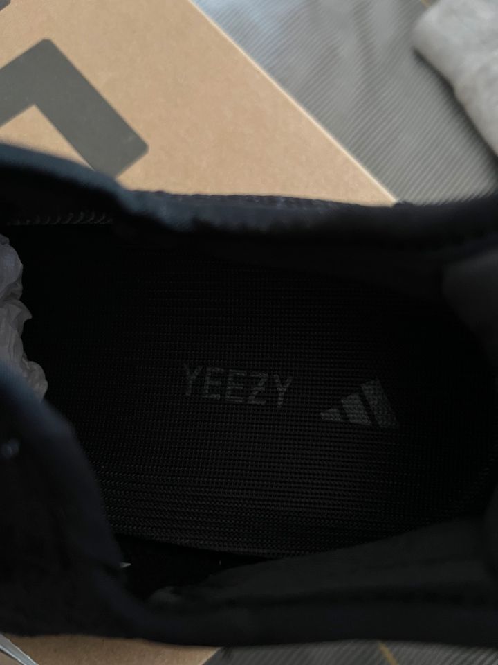 Yeezy 350 v2 Onyx in Neuss