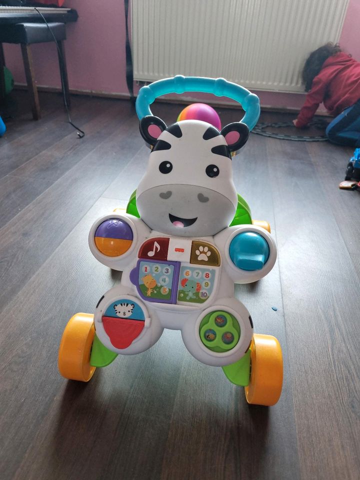 Lauflernwagen fisher price mit Batterien in Düsseldorf