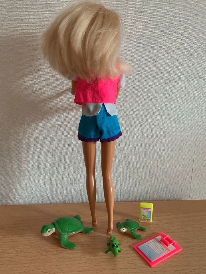Barbie „Meeresbiologin“ Mattel inkl. Schildkröten usw. in Kerpen
