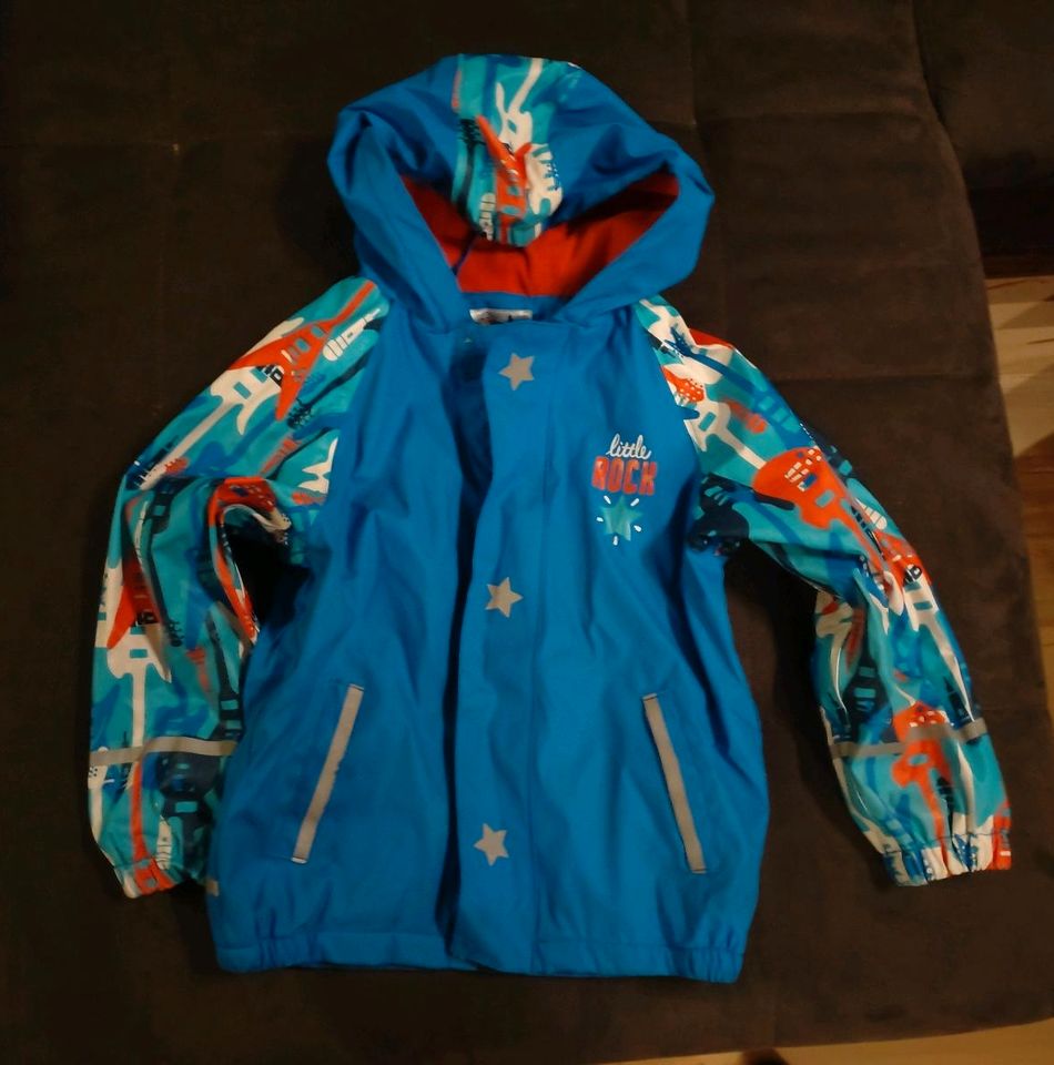 Gefütterte Regenjacke Jungen Gr 110/116 in Lachendorf