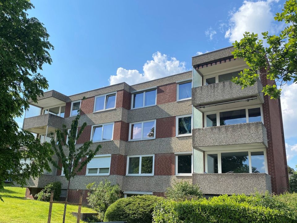Gepflegte, teilweise modernisierungsbedürftige 2 2/2-Zimmer-Wohnung mit großem Balkon (Erbbau) in Hamburg