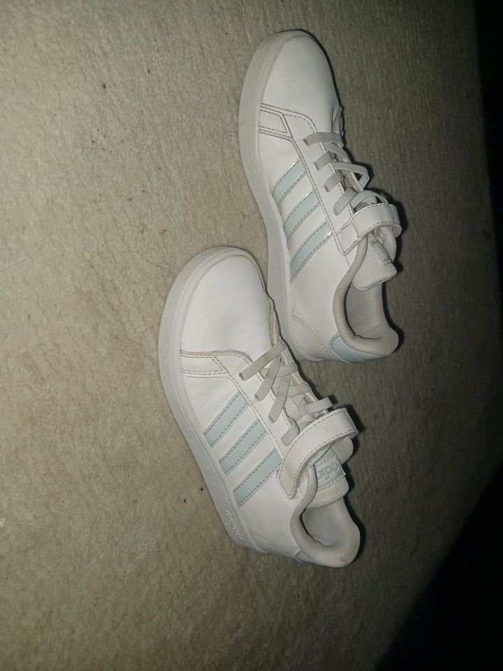 Adidas Schuhe Kinder Gr  32 weiss hellblau in Magdeburg