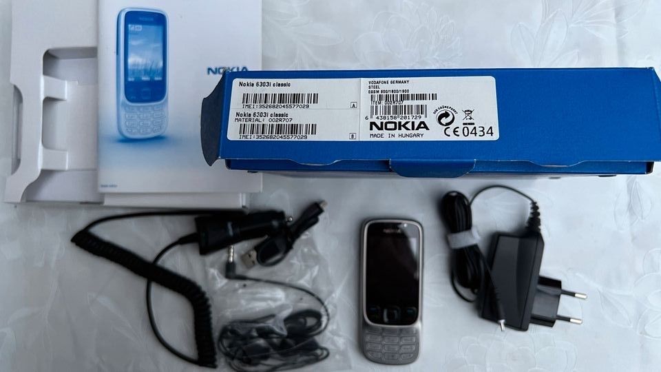 Nokia Handy 6303i inclusive 230v Ladekabel, 12V Autoladekabel in Kamp-Lintfort