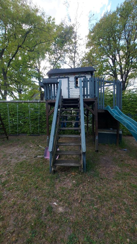 Baumhaus mit Schaukeln, Rutsche und Kletterwand in Berlin