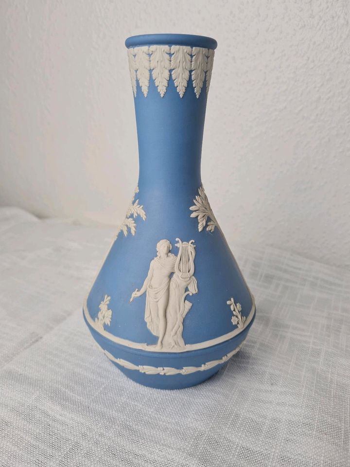Wedgwood Jasperware Vase blau mit weißen Verzierungen in Moers