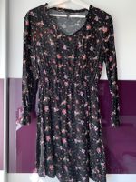 Kleid mit Blumen in der Größe 38 Mecklenburg-Vorpommern - Stralsund Vorschau