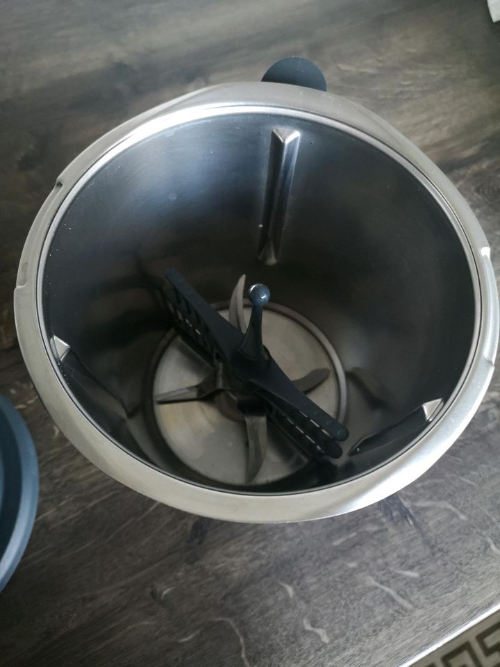 Thermomix TM5 wie neu und ganz viel Zubehör in Linden